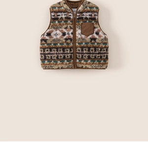 Détail du gilet en polaire pour enfant montrant le motif géométrique et la fermeture éclair