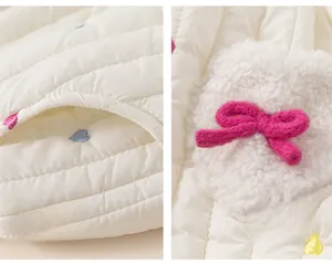 Détails du pantalon matelassé en coton avec broderies cœurs et nœud décoratif
