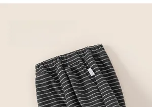 Détail de la taille élastique et du tricot rayé de ce pantalon de jogging pour enfants