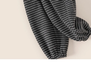 Gros plan d'un pantalon rayé pour garçon avec poignets élastiques et maille épaisse hiver
