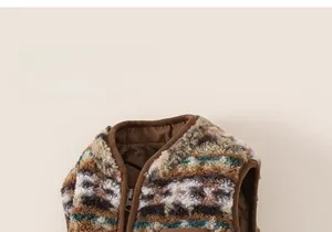 Détail du gilet sherpa à rayures colorées montrant la texture douce et le zip métallique