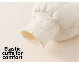 Détail de pantalon matelassé crème pour enfant avec bords-côtes élastiques chauds