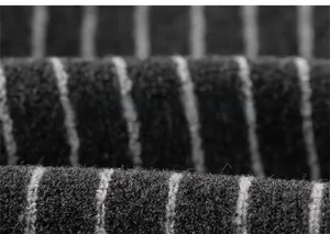 Vue détaillée du tissu polaire épais à rayures noires pour pantalons d'enfants