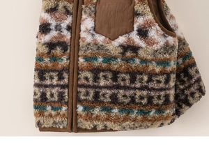 Vue détaillée du tissu polaire sherpa du gilet avec motif ethnique et poche marron