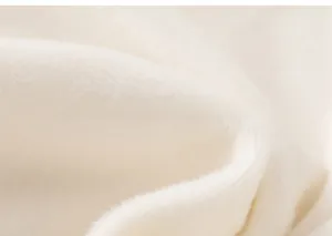 Vue macro de la doublure en fausse fourrure blanche douce et de la texture pelucheuse chaude