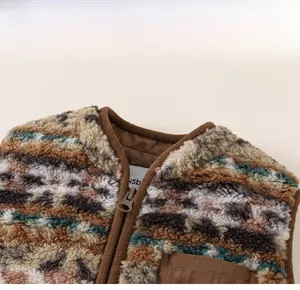 Détail d'un gilet en polaire à col en V avec fermeture éclair et doublure matelassée