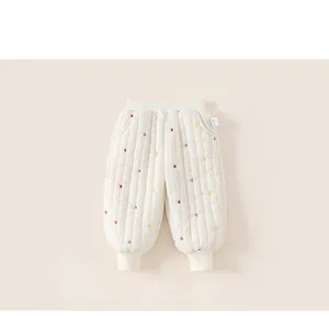 Détail du pantalon matelassé pour bébé avec broderie cœur colorée et bords-côtes