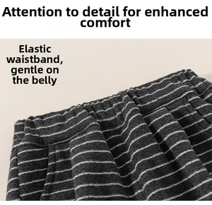 Vue détaillée de la taille élastique sur un pantalon rayé gris et blanc pour enfants