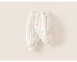Détail du pantalon matelassé pour bébé fille avec broderies cœurs et bords-côtes doux