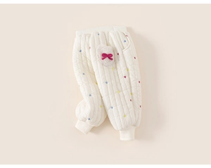 Détail du pantalon matelassé pour filles avec cœurs colorés et poche à nœud peluche