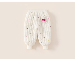 Détail du pantalon matelassé blanc pour fille avec broderie cœur colorée et poche en peluche