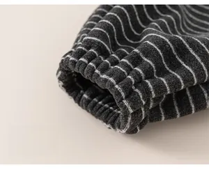 Détail du bas de pantalon rayé gris foncé avec chevilles resserrées pour enfant