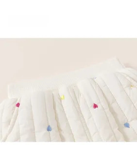 Détails de pantalon matelassé blanc pour enfant avec broderie cœur colorée et taille élastique