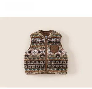 Gros plan d'un gilet enfant pelucheux avec motifs ethniques et poche de poitrine