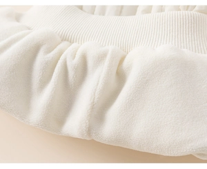 Gros plan détaillé de la taille élastiquée côtelée et de la doublure polaire du pantalon bébé