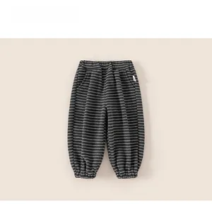 Détail du jogging rayé pour enfant montrant la taille élastique et la texture du tricot