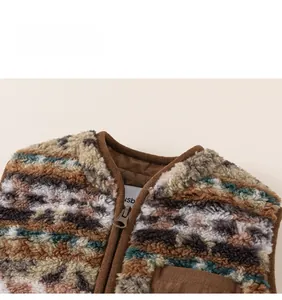 Détail de la veste en polaire tie-dye avec fermeture éclair rétro et doublure marron