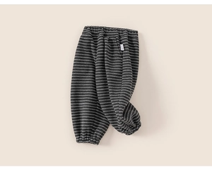 Détail du pantalon de jogging rayé gris pour enfants avec taille élastique et maille douce