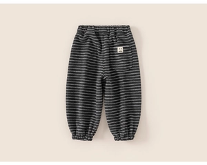 Détail du pantalon à rayures gris foncé pour enfants avec taille élastique et maille