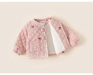 Détail de la veste d'hiver rose matelassée avec broderie cerise et dentelle
