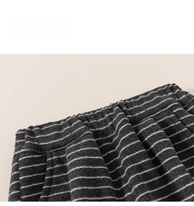 Détail du pantalon en maille rayée grise pour enfants avec taille élastique et texture douce