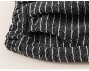 Détail du pantalon rayé pour enfants avec taille élastique et texture polaire