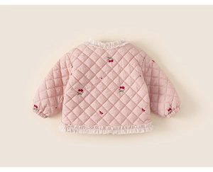 Gros plan sur la veste matelassée rose avec broderie cerise et détails en dentelle