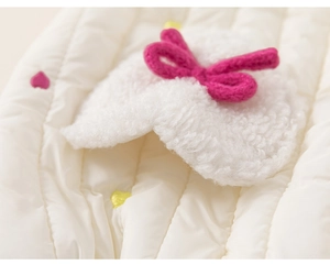 Détail du pantalon matelassé bébé avec broderie cœur rose et applique nuage avec nœud