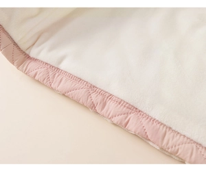 Détail du tissu matelassé rose avec doublure en polaire chaude pour veste d'hiver
