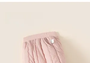 Détail du pantalon matelassé rose pour enfant avec taille élastique et coutures ondulées