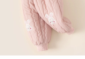 Détail du pantalon thermique matelassé rose avec broderie lapin et chevilles côtelées