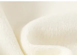 Vue macro du tissu peluche blanc chaud pour pantalon thermique d'hiver enfant