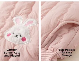 Détail du pantalon matelassé rose avec écusson lapin et bord-côte au bas du pantalon