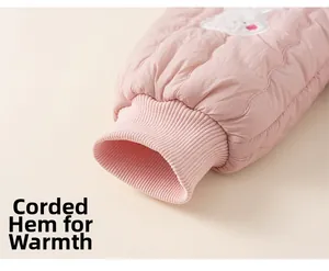 Détail du pantalon thermique matelassé rose avec poignets côtelés et broderie lapin