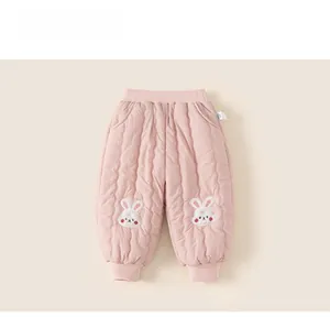 Détail du pantalon matelassé rose pour fille avec broderie de lapin blanc délicate