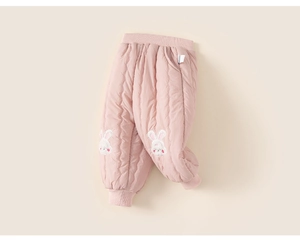 Détail du pantalon d'hiver matelassé rose pour fille avec broderie lapin et bords côtelés