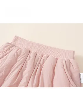 Détail de couture sur le pantalon matelassé rose pour fille avec taille élastique côtelée