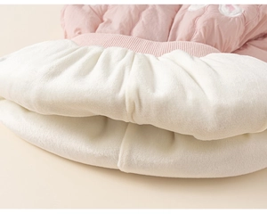 Gros plan sur tissu matelassé rose avec doublure polaire blanche et bord-côte doux