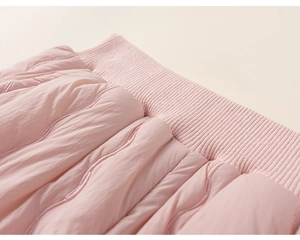 Gros plan du pantalon rose matelassé pour fille avec taille élastique et coutures vagues