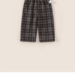 Détail du pantalon à carreaux en polaire pour enfants avec taille élastique et texture