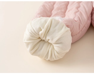 Détail du tissu matelassé rose avec doublure en peluche blanche épaisse et chaude