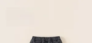 Détail du pantalon à carreaux pour enfant avec taille élastique et tissu à carreaux gris