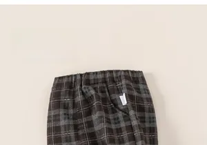 Vue détaillée du pantalon à carreaux marron foncé avec taille élastique pour enfant