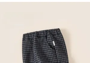 Vue détaillée du pantalon à carreaux pour enfants avec taille élastique et tissu doux