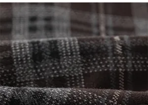 Vue détaillée du tissu en flanelle à carreaux marron foncé avec texture polaire pour enfants