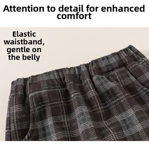 Gros plan sur la taille élastique d'un pantalon décontracté à carreaux pour enfants