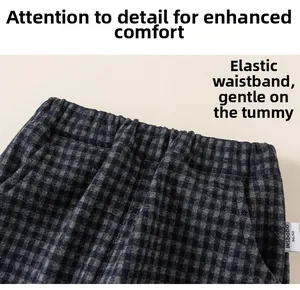Détail de la taille élastique d'un pantalon à carreaux pour enfant en tissu doux épais