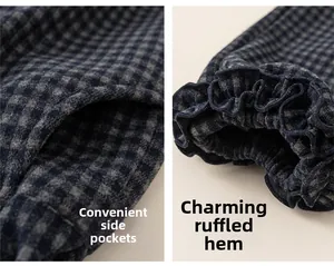 Détails du pantalon à carreaux pour enfants avec poches latérales et ourlet à volants