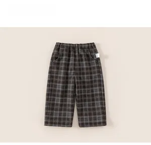 Détail du pantalon d'hiver à carreaux pour enfants avec taille élastique et texture tissée