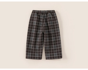 Détail d'un pantalon droit à carreaux pour enfants avec taille élastique en marron